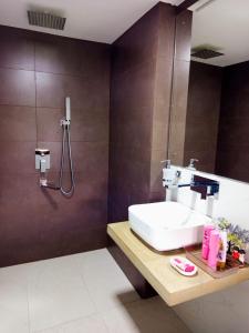 Ένα μπάνιο στο Cozy Modern Home in Thalawathugoda - Midtown Trace Stay +18 φωτογραφίες