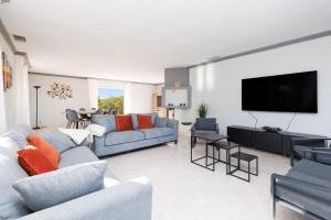 Телевизор и/или развлекательный центр в Villa La Loreley 12 pers private pool & sea view