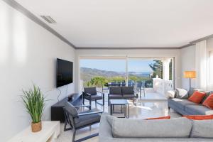 Телевизор и/или развлекательный центр в Villa La Loreley 12 pers private pool & sea view