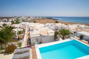 Swimmingpoolen hos eller tæt på Alexia Beach