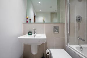 Un baño con lavabo, inodoro y ducha. en Leeds City Views - Riverside Living - Sleeps 8 - Balcony, en Central Station 21 fotos más