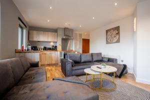 una sala de estar con un sofá y una mesa en Leeds City Views - Riverside Living - Sleeps 8 - Balcony, en Central Station