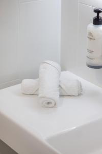 un mucchio di carta igienica su un bancone del bagno di Picnic Bay Hotel a Picnic Bay Altre 47 foto