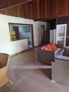 a living room with a couch and a mirror at Casa familiar para férias in Belas