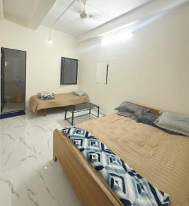 ein Schlafzimmer mit zwei Betten in einem Zimmer in der Unterkunft Hotel Madhav bhakta nivas in Parli Vaijnāth