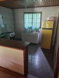 a kitchen with a yellow refrigerator and a sink at Casa familiar para férias in Belas