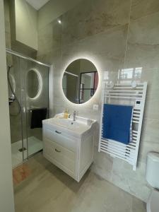 サントメールにあるMaison L'Esperance chic et calmeの白い洗面台と鏡のあるバスルーム +39枚の写真