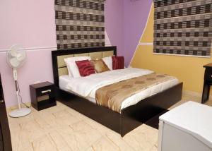 Postel nebo postele na pokoji v ubytování Yommite Suites & Apartments