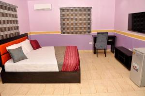 Postel nebo postele na pokoji v ubytování Yommite Suites & Apartments