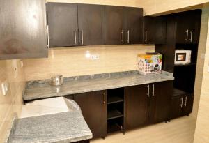 Kuchyň nebo kuchyňský kout v ubytování Yommite Suites & Apartments