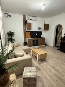 Køkken eller tekøkken på Modern suite with private Jacuzzi garden