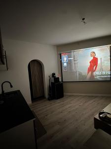 Un televizor și/sau centru de divertisment la Modern suite with private Jacuzzi garden