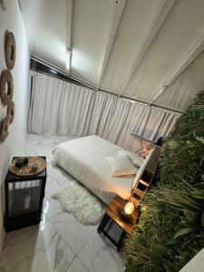 Un pat sau paturi într-o cameră la Modern suite with private Jacuzzi garden