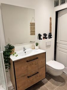 O baie la Modern suite with private Jacuzzi garden +6 fotografii