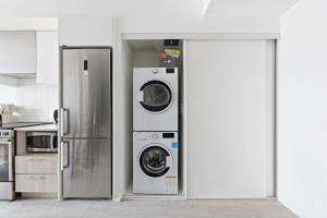 Kuchyň nebo kuchyňský kout v ubytování Modern Downtown Condo Walk to Eaton Centre & TMU