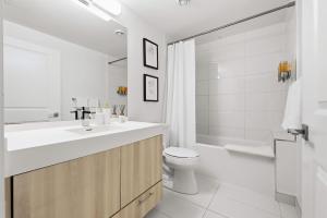 Koupelna v ubytování Modern Downtown Condo Walk to Eaton Centre & TMU