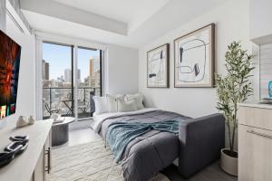 Postel nebo postele na pokoji v ubytování Modern Downtown Condo Walk to Eaton Centre & TMU