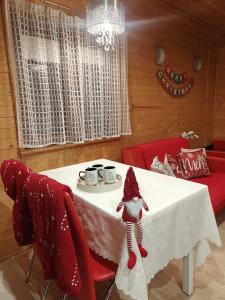una sala da pranzo con un tavolo con sopra un Babbo Natale di Nowoczesny Domek Góralski a Kielce