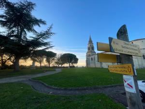 un letrero de la calle frente a una iglesia en Incroyable vue, en Bouliac 3 fotos más