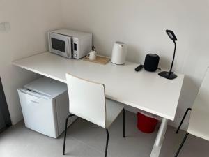 escritorio blanco con microondas y lámpara en Incroyable vue, en Bouliac