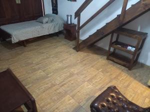 una vista aérea de una sala de estar con sofá y escaleras en Romu, en Villa Gesell