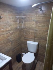 un baño con inodoro y lavabo en Romu, en Villa Gesell 9 fotos más