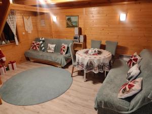 un soggiorno con tavolo e sedie di Nowoczesny Domek Góralski a Kielce