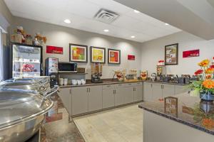 Kuchyň nebo kuchyňský kout v ubytování Best Western Plus Pembina Inn & Suites