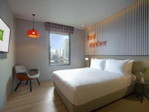 Rúm í herbergi á ibis Styles Bangkok Sukhumvit 4