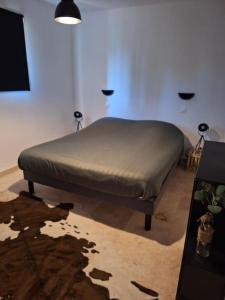 a bedroom with a bed in a room at Maison type T3 à Ventabren in Ventabren