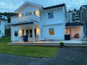 Casa bianca con veranda e patio di Klebersteinsveien 6 a Holmestrand