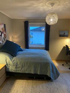 una camera da letto con un letto grande e una finestra di Klebersteinsveien 6 a Holmestrand