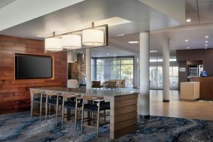 Μια τηλεόραση ή/και κέντρο ψυχαγωγίας στο Fairfield Inn and Suites Oklahoma City Yukon