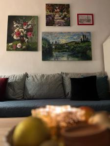 un divano in soggiorno con dipinti alle pareti di Art gallery near Pardubice a Mateřov