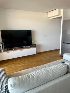 ein Wohnzimmer mit einem großen Flachbildfernseher in der Unterkunft T2 avec vue panoramique in Ajaccio