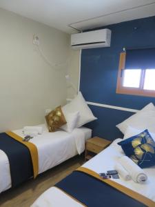 En eller flere senge i et værelse på אחוזת פנורמה בצפת העתיקה + 41 billeder