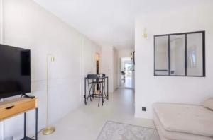 TV/trung tâm giải trí tại Appartement proche du centre de Cannes avec parking