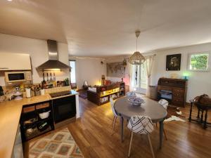 Кухня или мини-кухня в Le Mazet des Beaujots
