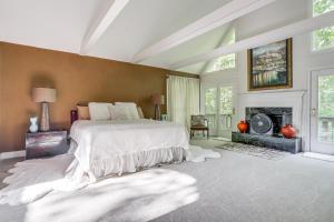 ein Schlafzimmer mit großem Bett und Kamin in der Unterkunft 3 Mi to Roswell Riverwalk Spacious Getaway! in Roswell