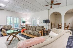 ein Wohnzimmer mit zwei Sofas und einem Tisch in der Unterkunft 3 Mi to Roswell Riverwalk Spacious Getaway! in Roswell