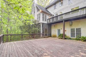 ein großes Haus mit einer Holzterrasse davor in der Unterkunft 3 Mi to Roswell Riverwalk Spacious Getaway! in Roswell