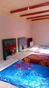 Una cama o camas en una habitación de Dar Agourzi Café des Epices