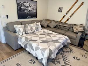 Χώρος καθιστικού στο Fireside Condo at the Village - Remodeled +17 φωτογραφίες