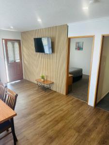 Un televizor și/sau centru de divertisment la Academy Lodge Motel