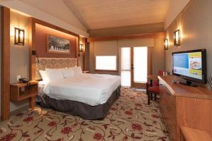 TV a/nebo společenská místnost v ubytování Banff Ptarmigan Inn