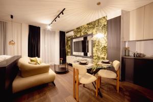 ノヴィサドにあるKronのベッドルーム1室、テーブルと椅子が備わる客室です。