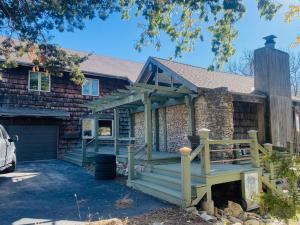 een huis met een veranda en een terras bij Longview Lake Getaway 4-Bedroom house in Lees Summit