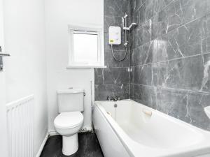 Et badeværelse på Loughborough Avenue Guesthouse