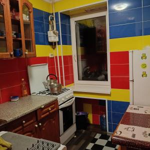 Kuchyň nebo kuchyňský kout v ubytování Квартира