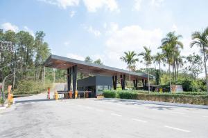 a gas station on the side of a road at Casa de Campo c 4 Suites AC Wi-Fi em Sao Roque in Mairinque